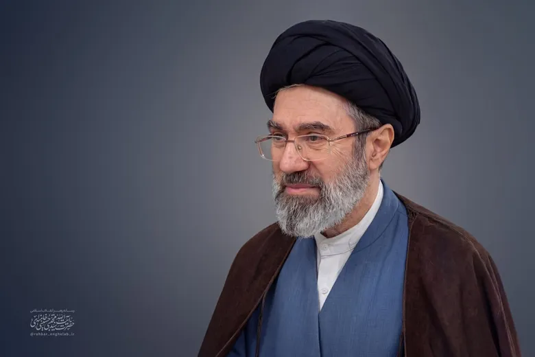 رهبر انقلاب: مسئولیت نسل جوان، اعتلای ایران اسلامی است/ مرزهای دانش را بشکنید و قله‌های پیشرفت را فتح کنید