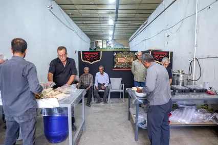 خدمت‌رسانی موکب خاتم‌الانبیاء به زائران اربعین در روستای رباط‌میل اراک