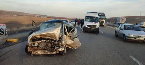 سوانح رانندگی در ملایر ۲ فوتی و سه مجروح بر جا گذاشت