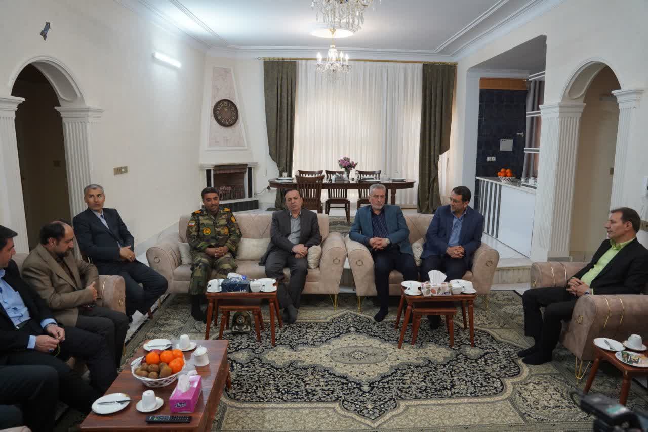 ارتش و سپاه جانانه در میدان جنگ با دشمن شجاعانه ایستاده اند 