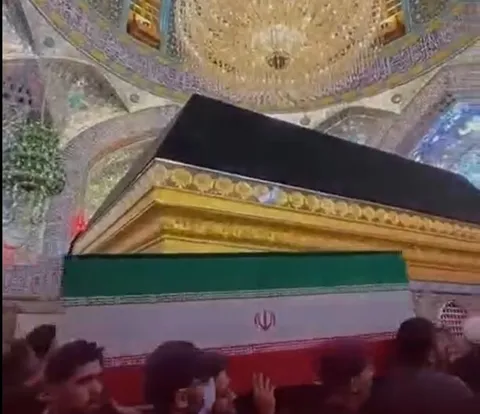 طواف پیکر رهبر شهید در حرم مطهر حضرت امیرالمومنین (ع)