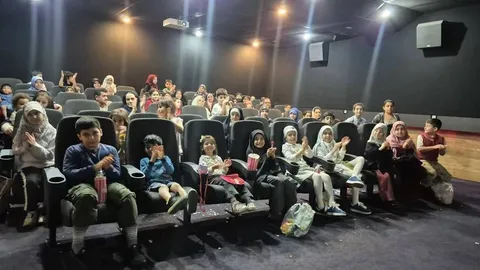 «لباس شخصی» و «سفینه نجات» روی پرده رفتند؛ کودکان مهمان سینما شدند