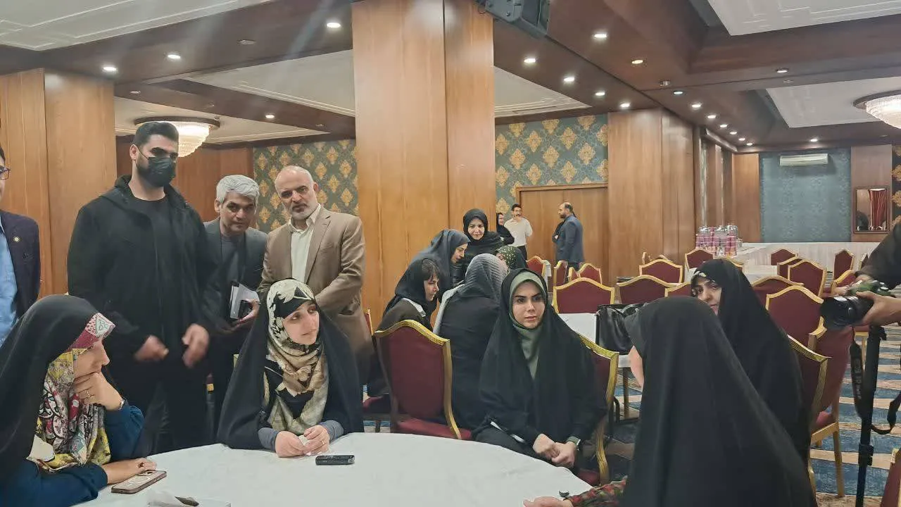 دیدار معاون رئیس‌جمهور با خانواده‌های آسیب‌دیده در جنگ تحمیلی سوم