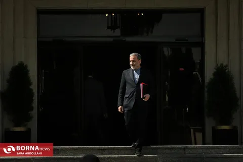 عراقچی: وقت آن رسیده که واشنگتن خود را از این غل و زنجیر رها کند