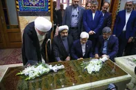معاون اول رئیس‌جمهور وارد یزد شد/ ادای احترام عارف به مقام شهدا و سومین شهید محراب
