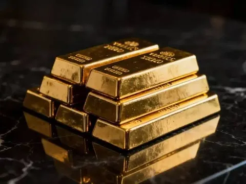 Gold falls as strong US jobs data boosts rate-hike expectations