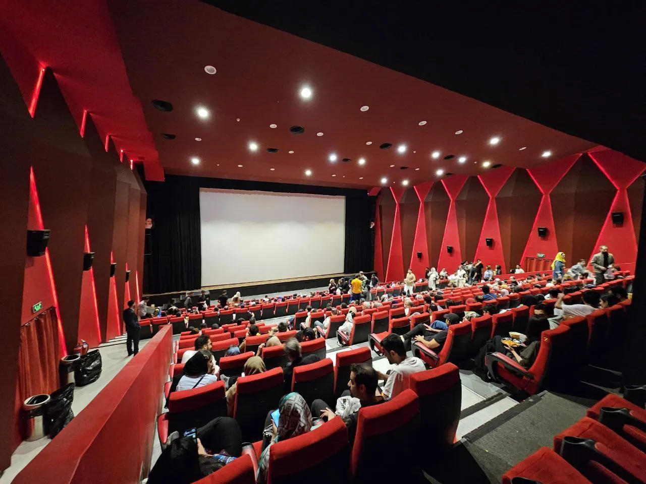 بهزادیان: یک یا دو فیلم مرتبط با جنگ ۱۲روزه به چرخه اکران اضافه می‌شود/ سینما کنار مردم حماسه‌ساز ایران