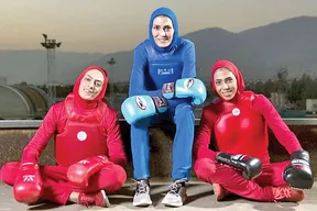 لگدمال شدن شان قهرمانی توسط خواهران غریب و عجیب/ کاش قبل از دعوا یک نفس عمیق می‌کشیدید!