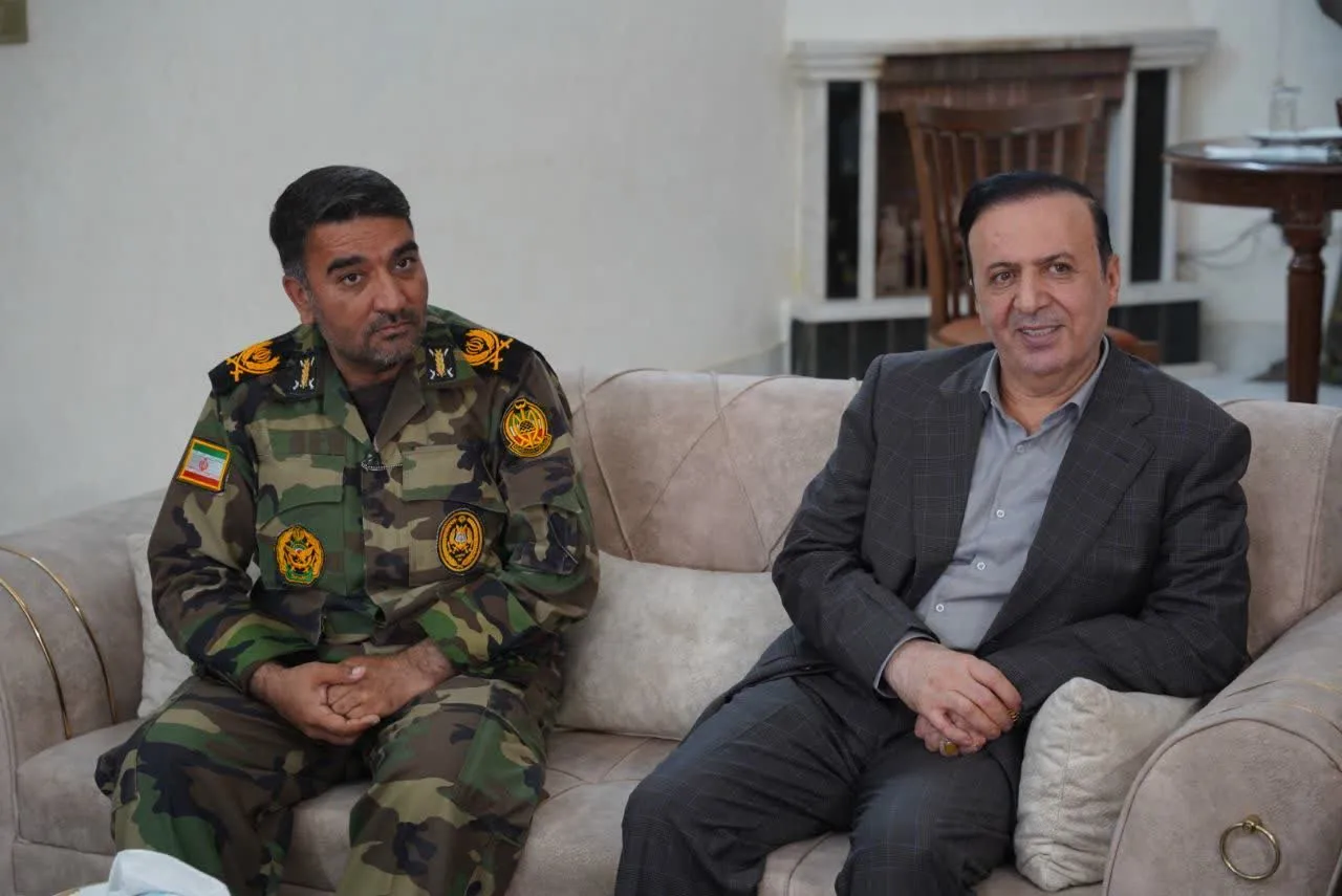 ارتش و سپاه جانانه در میدان جنگ با دشمن شجاعانه ایستاده اند 