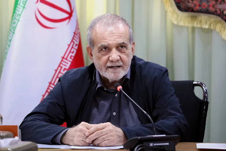 دستاوردهای کشور در شرایط دشوار، حاصل همدلی مردم و ایستادگی صنعتگران است/ دولت خود را متعهد به رفع موانع تولید و حمایت از صنعتگران می‌داند