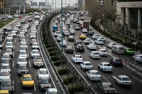 ترافیک سنگین در ورودی‌های تهران/ انسداد چند محور شریانی و بارش باران در برخی استان‌ها