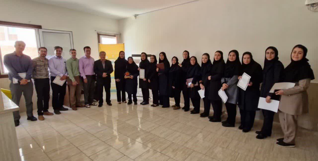 تجلیل از کارکنان اداره بهزیستی شهرستان تاکستان به مناسبت هفته بهزیستی