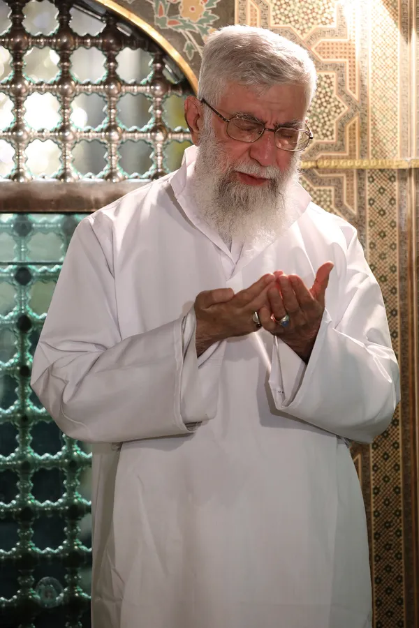 تصاویری از رهبر شهید انقلاب در مراسم غبارروبی حرم مطهر رضوی
