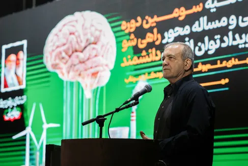 پزشکیان: جوانان نخبه برای موفقیت ایران نقش‌آفرینی کنند/ هیچ مشکلی نیست که با اراده جوانان نتوانیم آن را حل کنیم