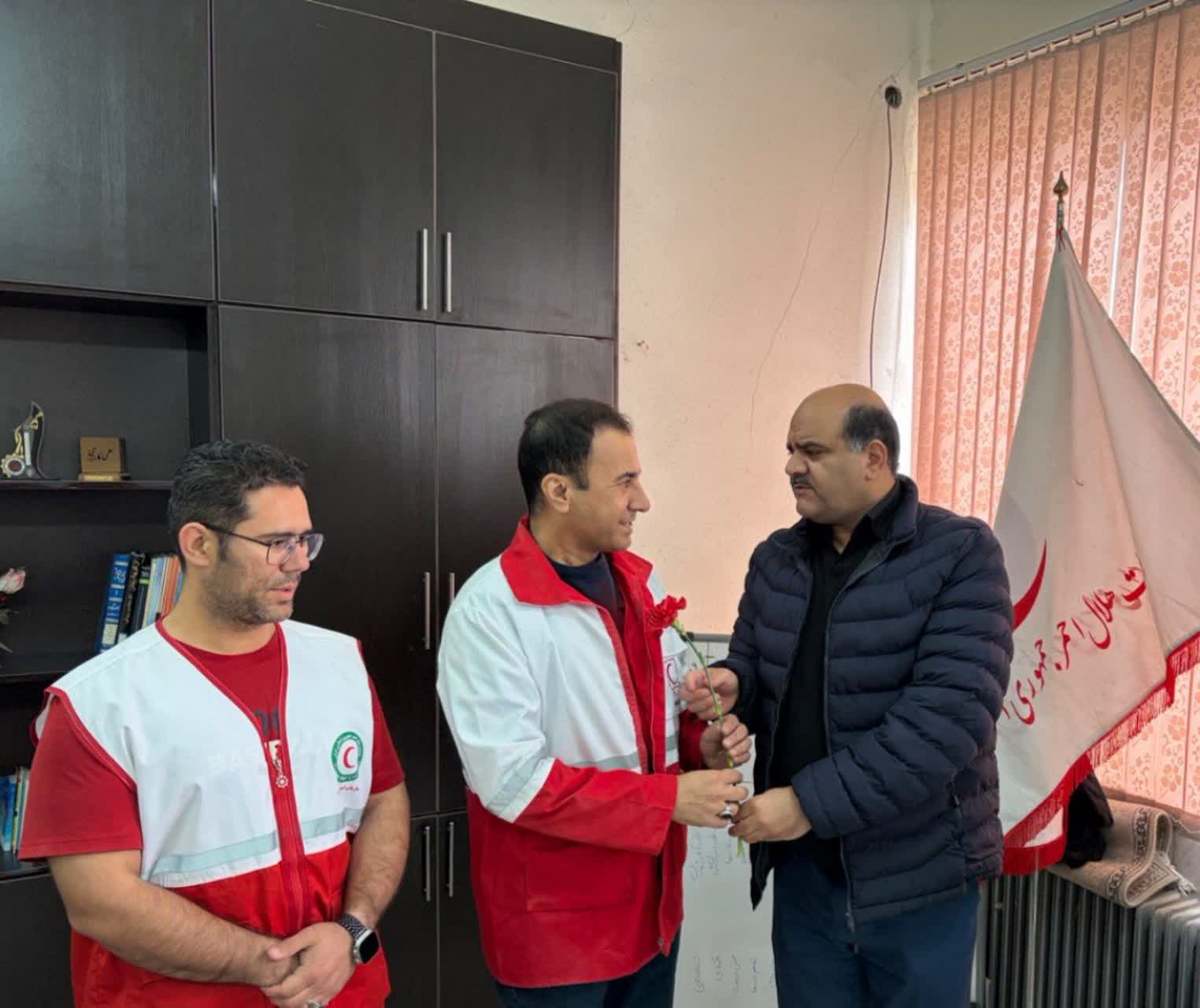 تجلیل مدیرکل ورزش و جوانان کرمانشاه از آتشنشانان و امدادگران هلالاحمر تجلیل مدیرکل ورزش و جوانان کرمانشاه از آتشنشانان و امدادگران هلالاحمر