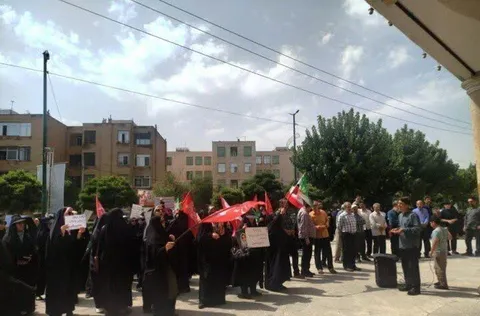 تجمع بانوان اراکی در حمایت از عفاف و حجاب مقابل استانداری مرکزی