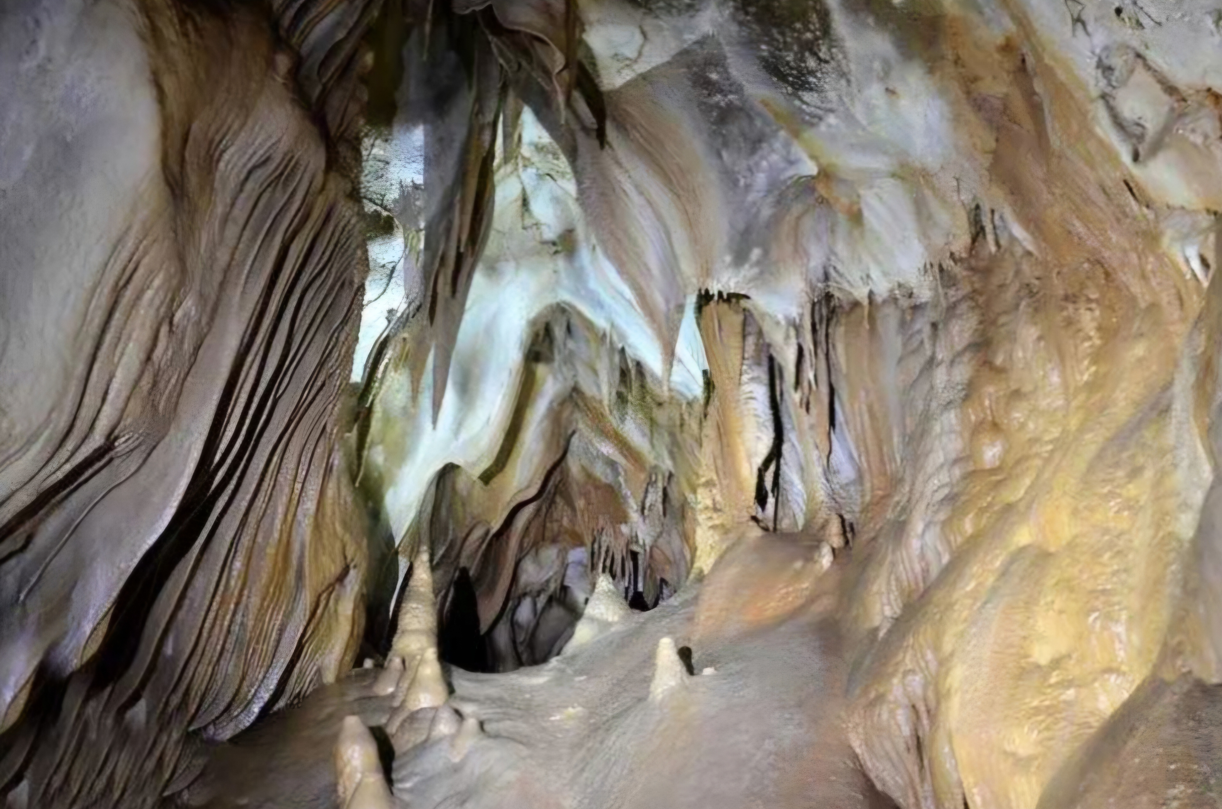 نطنز شهرجادویی؛ از آتشکده ساسانی تا غار پریان