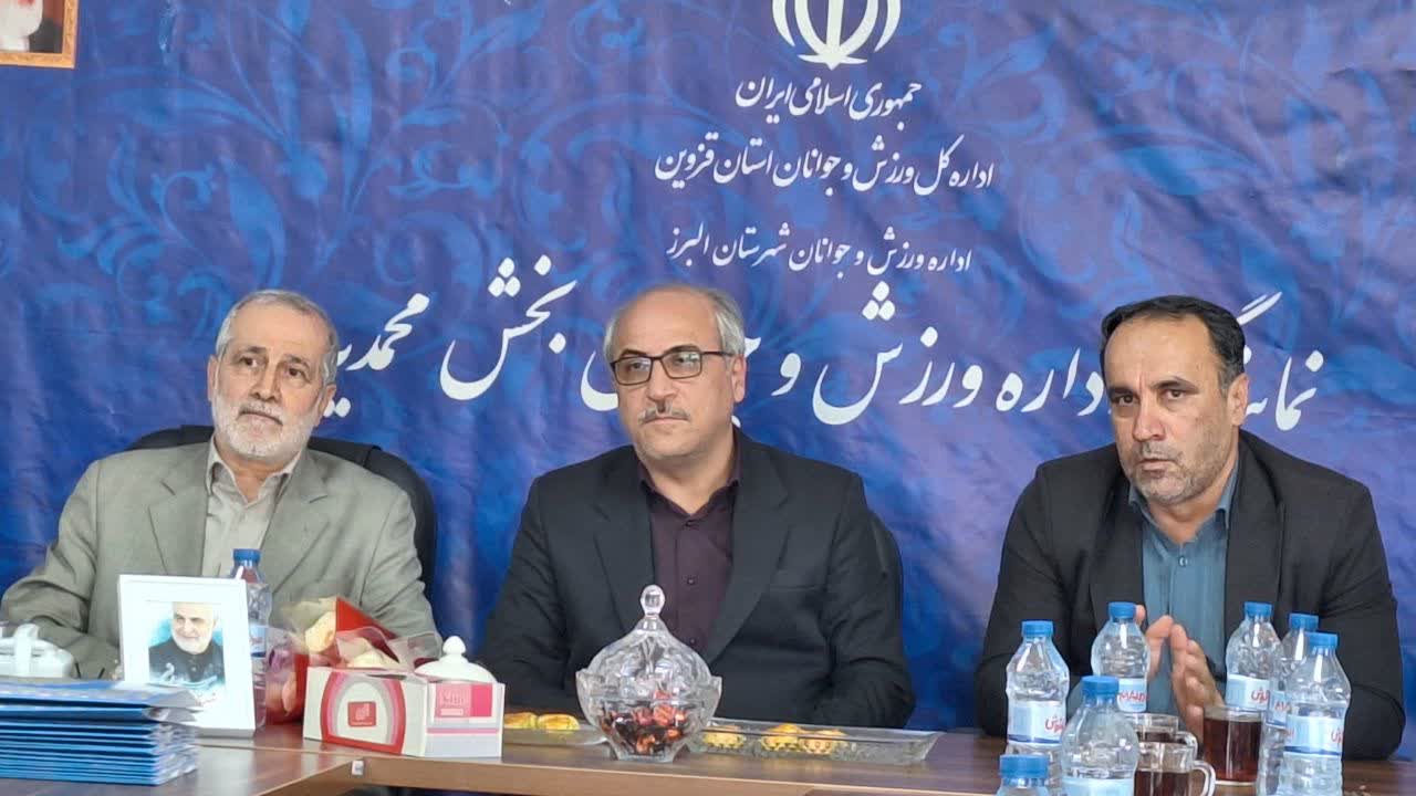 خبرنگاران ورزشی در اداره ورزش و جوانان شهر محمدیه تجلیل شدند خبرنگاران ورزشی در اداره ورزش و جوانان شهر محمدیه تجلیل شدند
