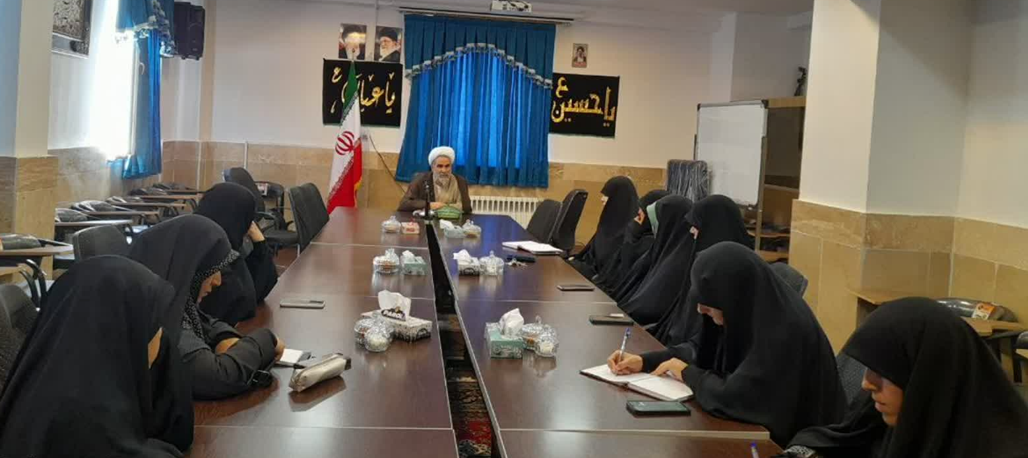نشست هم اندیشی عفاف وحجاب در حوزه علمیه خواهران قزوین برگزار شد نشست هم اندیشی عفاف وحجاب در حوزه علمیه خواهران قزوین برگزار شد