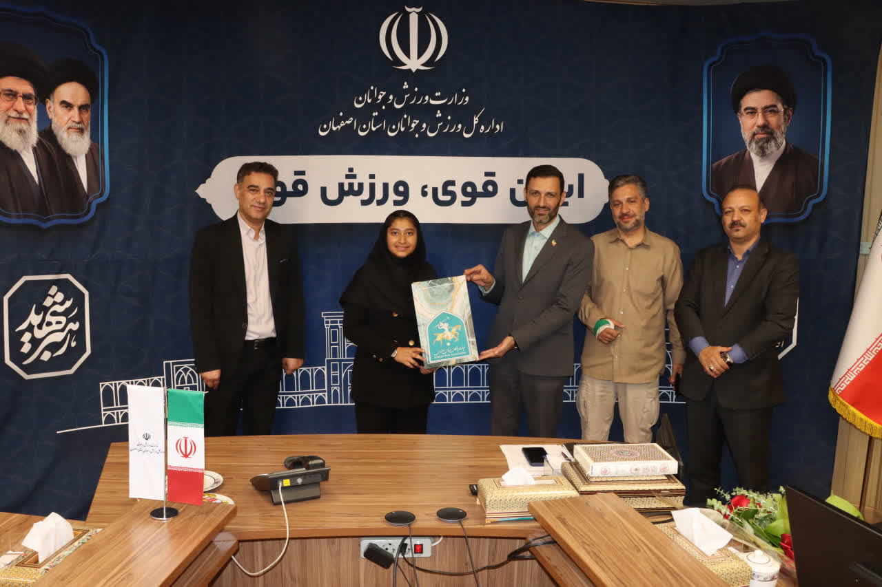 قهرمانان چوگان اصفهان به یاد شهدای دانشآموز میناب تجلیل شدند قهرمانان چوگان اصفهان به یاد شهدای دانشآموز میناب تجلیل شدند