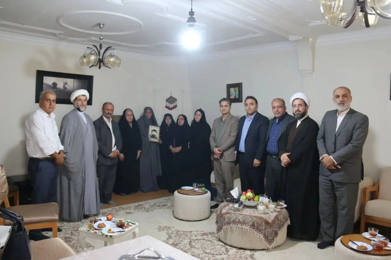 همزمان با آغاز هفته دفاع مقدس؛ دیدار دانشگاهیان واحد لاهیجان با خانواده شهید مصطفی اولادی