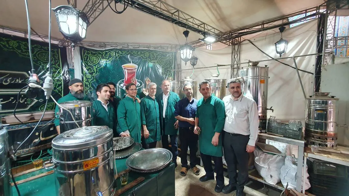خدمت‌رسانی جوانان شیرازی در چایخانه حرم مطهر شاهچراغ (ع)