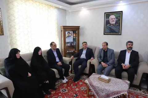 استاندار مرکزی و معاون رئیس‌جمهور با خانواده شهید «محمد پاکپور» دیدار کردند