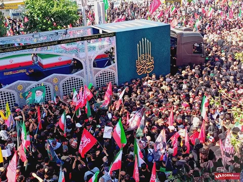 نمایش خودروی ویژه حمل پیکر رهبر شهید هر شب در یکی از میادین  تهران