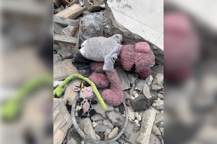 دلنوشته جناب‌خان برای صاحب عروسک مانده در آوار + عکس