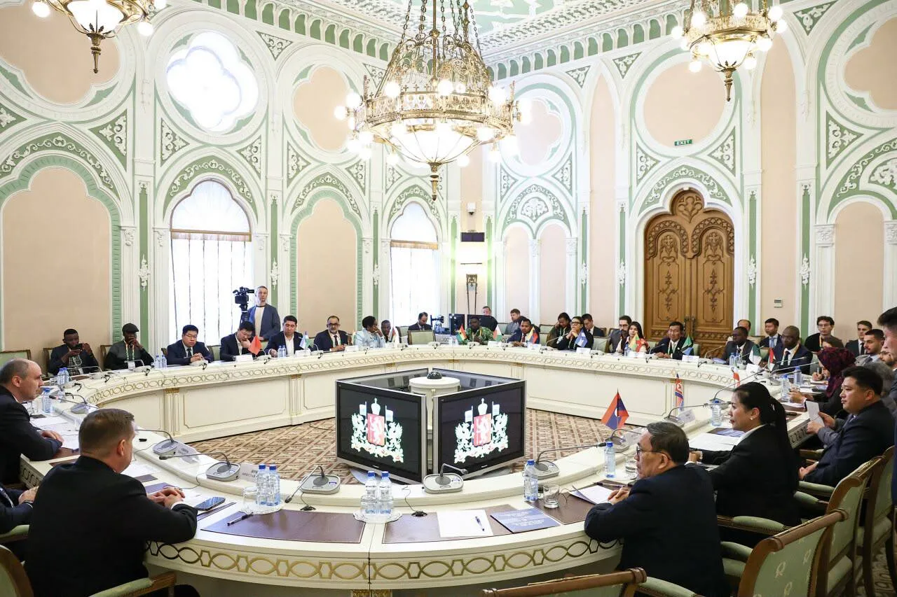 دیدار استاندار سوردلوفسک با هیأت‌ ایرانی حاضر در اجلاس جهانی جوانان