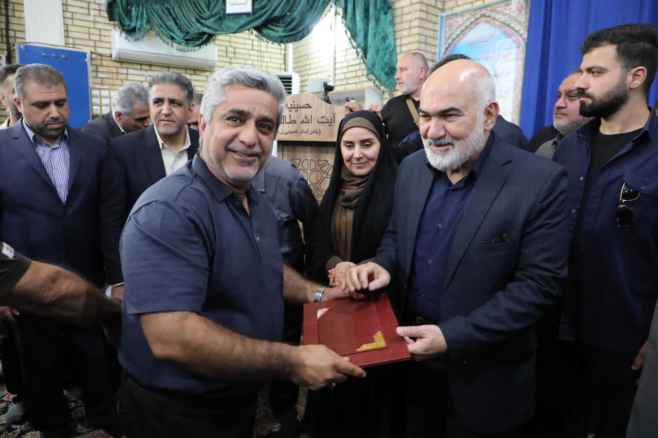 پس از ۵۰ سال بلاتکلیفی؛ وزیر راه و شهرسازی اسناد مالکیت ۲۴۰ واحد مسکونی