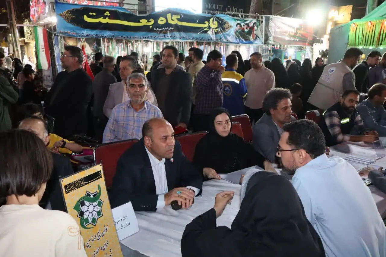 ارتباط بدون واسطه فرماندار و مدیران ورامین با شهروندان در میدان