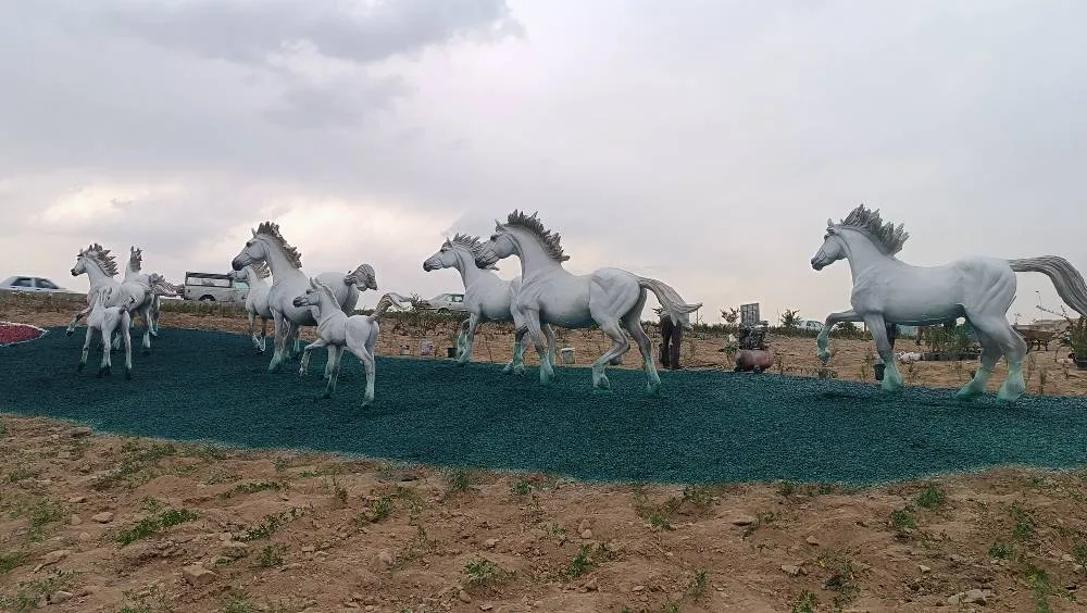 نصب تندیس‌های سنگی گله اسب در بزرگراه آزادگان تهران