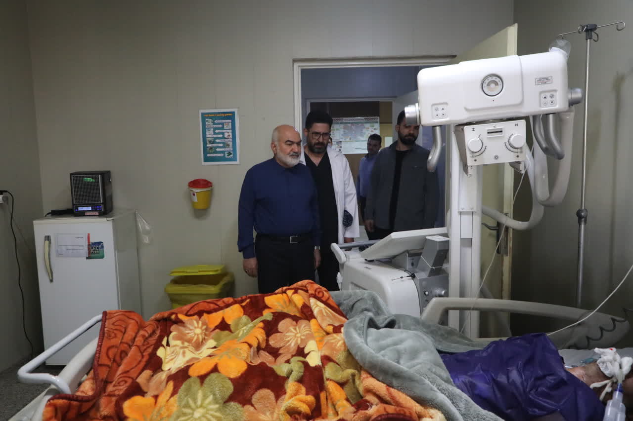 عیادت استاندار خوزستان از مصدومان حادثه پالایشگاه آبادان / کارکنان صنعت در سخت‌ترین شرایط از جان مایه می‌گذارند