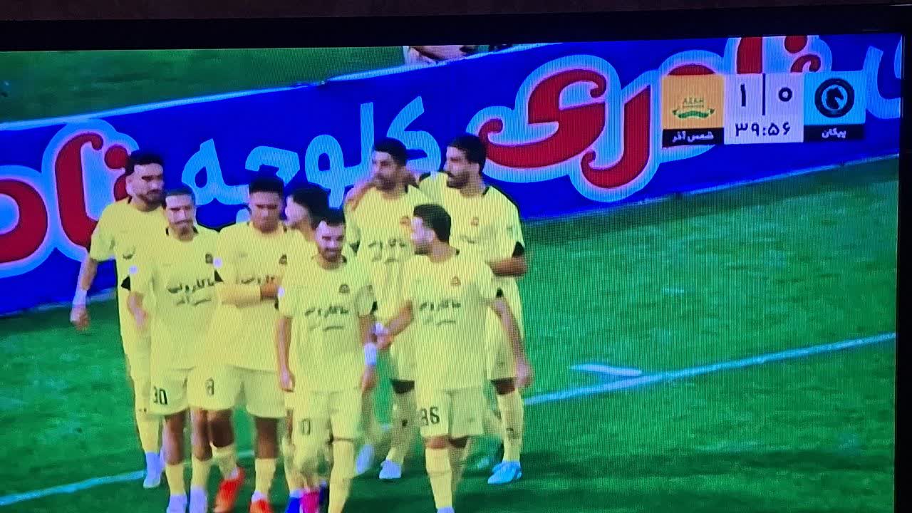 شمس آذر با یک گل به رختکن رفت