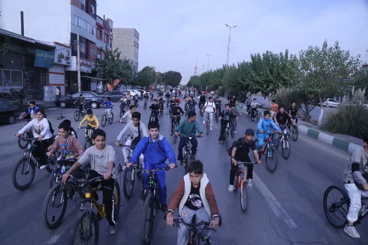 همایش دوچرخه‌سواری ۶۰۰ ورزشکار آبیکی با شعار «آبیک، شهر دوستدار دوچرخه»