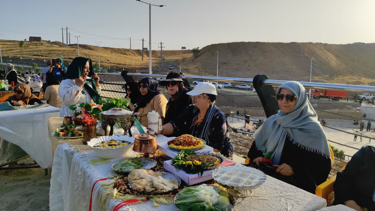 شادی کودکان با جشنواره بادبادک ها وطعم غذا با جشنواره قیمه نثار در هفته فرهنگی قزوین