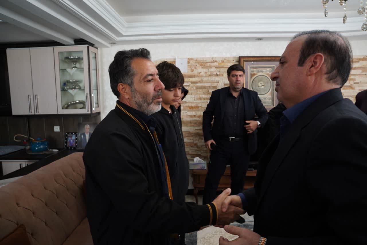 استاندار قزوین با خانواده شهید« امیر زمانی» دیدار و گفتگو کرد استاندار قزوین با خانواده شهید« امیر زمانی» دیدار و گفتگو کرد