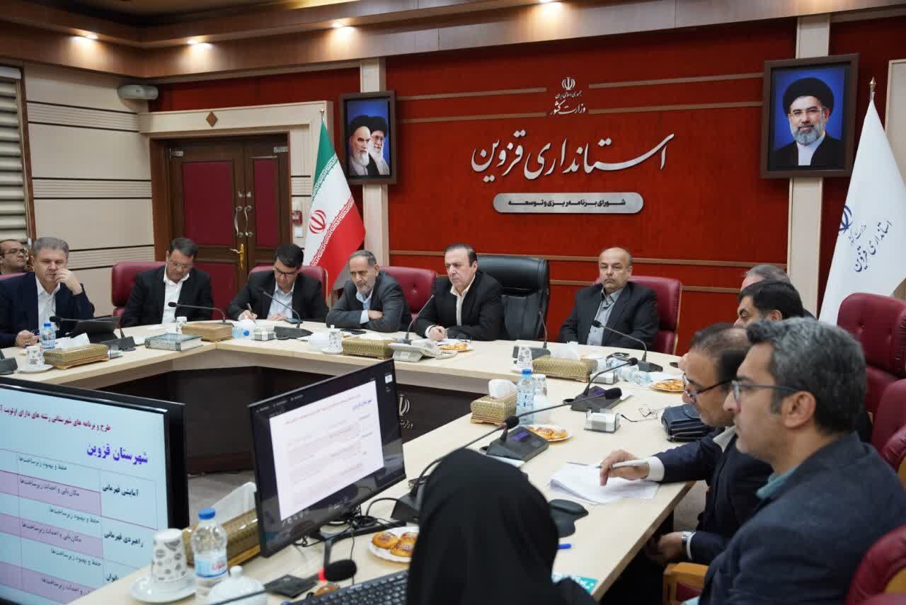 بخشی از تالاب الله آباد برای پرورش صنعتی شتر اختصاص یابد/ مجوز شهرک صنعتی چرم سازی صادر شود