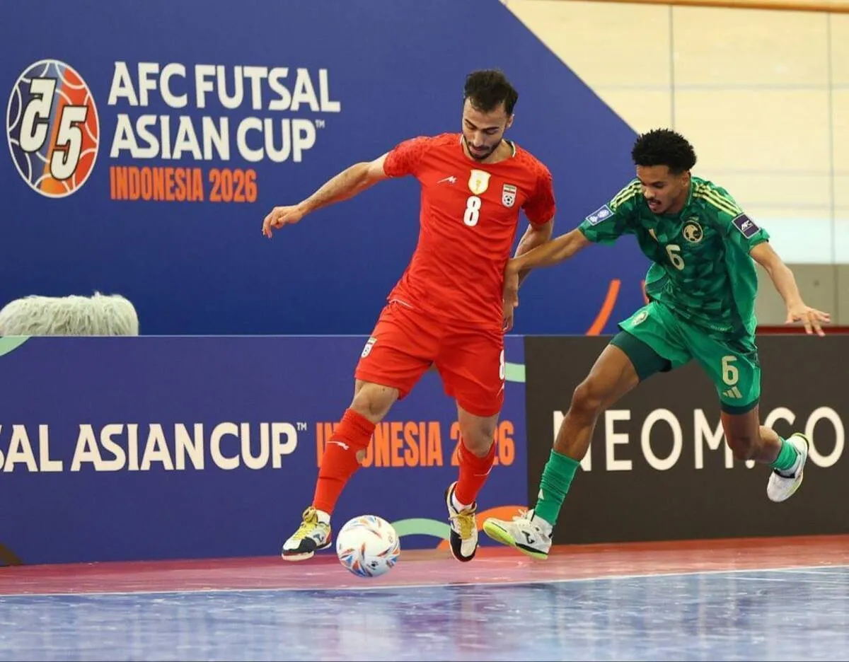 المنتخب الإيران لكرة الصالات بالقمصان الحمراء في مباراته ضد العراق