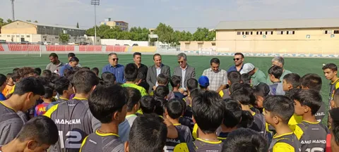 حضور دکتر حاتمی در تمرینات مدرسه فوتبال و آکادمی باشگاه فولاد بافت/قدردانی فوتبال‌آموزانِ بافتی از مدیرعامل شرکت احیا استیل فولاد بافت