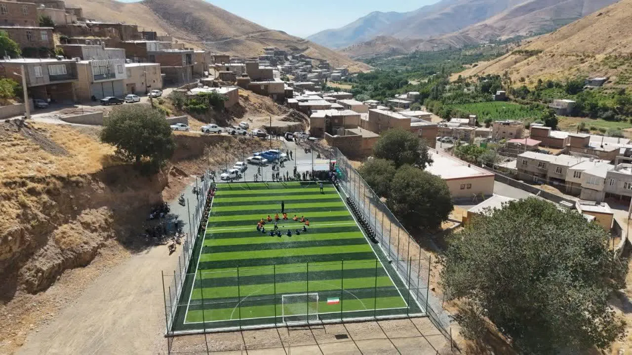 زمین چمن مصنوعی روستای کرجو سنندج به بهره‌برداری رسید