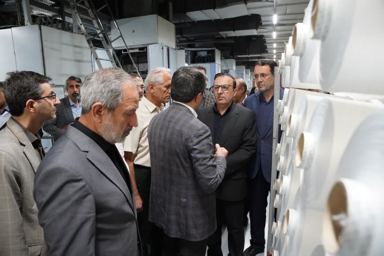 استاندار قزوین از یک شرکت نساجی بازدید کرد استاندار قزوین از یک شرکت نساجی بازدید کرد