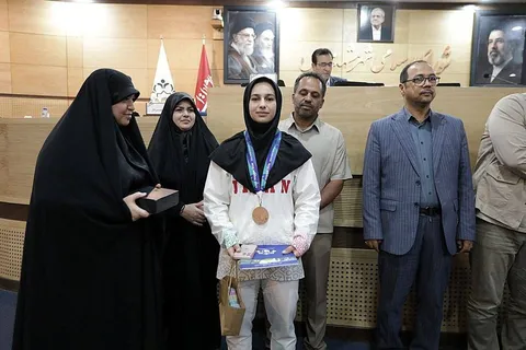 تقدیر شورای اسلامی شهر مشهد از ریحانه کریمی، بانوی افتخارآفرین وزنه‌برداری ایران