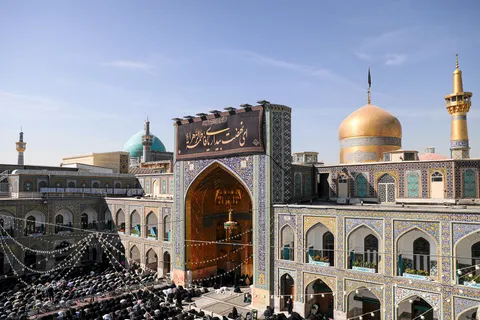 تغییر ردای صحن و سرای رضوی در سوگ مادر