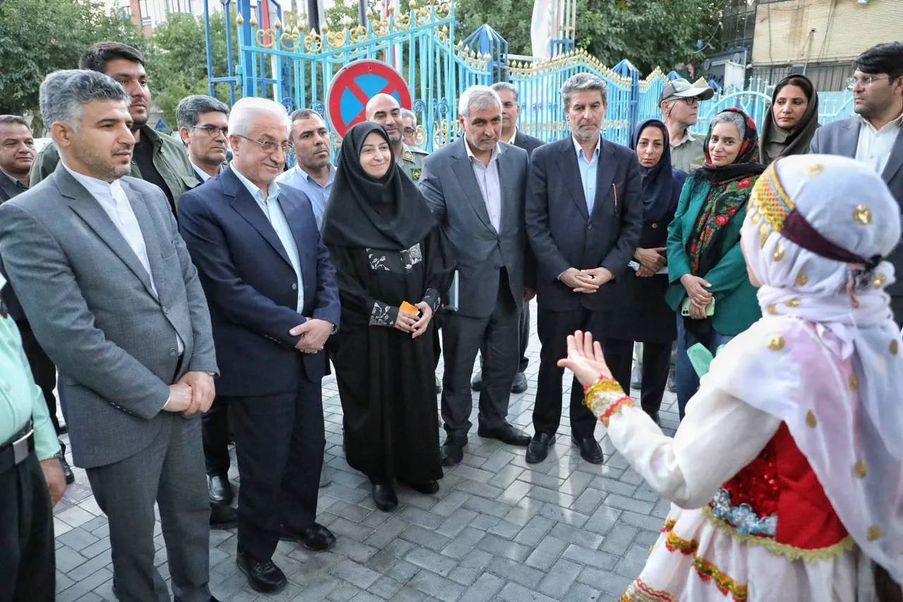 نماینده عالی دولت با استقبال رسمی وارد خراسان شمالی شد / آغاز سفر با عطر گلزار شهدا