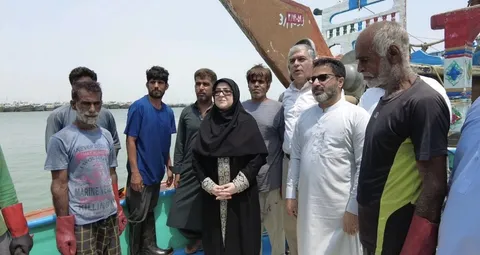 حضور سخنگوی دولت در اسکله سنگی کنارک و گفت‌و‌گو با صیادان و ملوانان