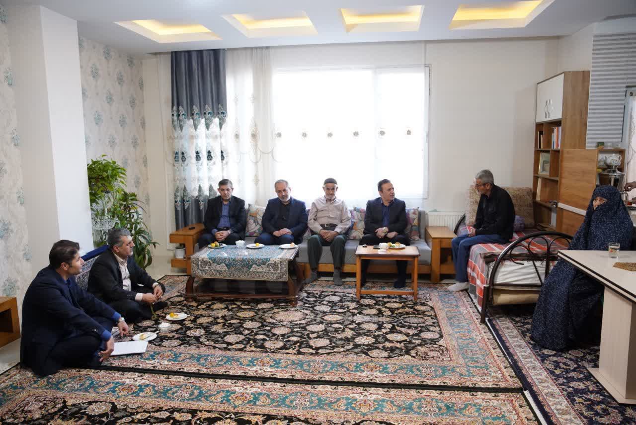 دیدار استاندار قزوین با خانواده امدادگر شهید هادی احمدی دیدار استاندار قزوین با خانواده امدادگر شهید هادی احمدی