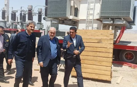 بازدید وزیر نیرو از روند برق‌رسانی به واحدهای صنعتی بازسازی‌شده در شهرک صنعتی شمس‌آباد