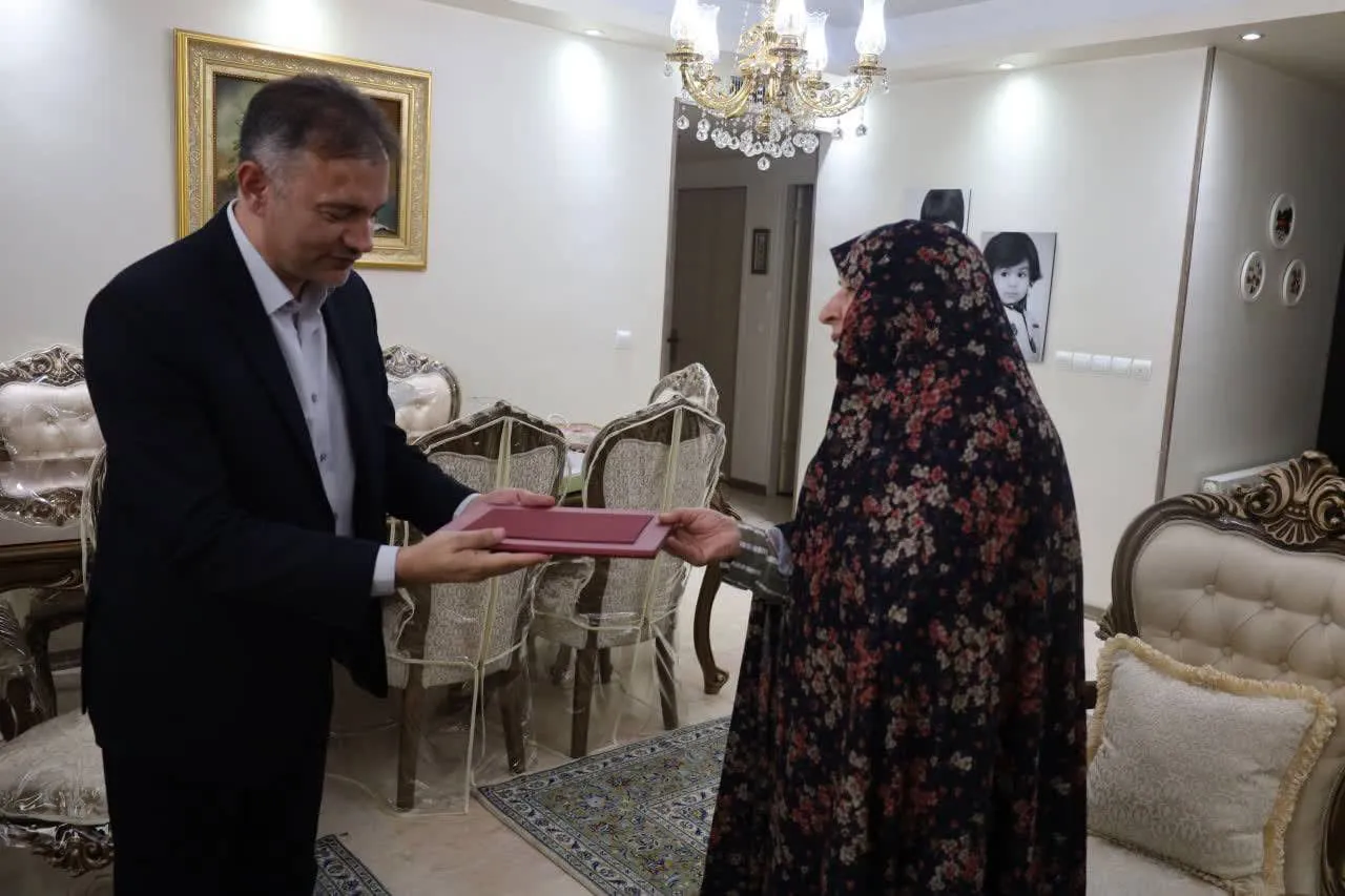 تجلیل سرپرست فرمانداری شمیرانات از ایثارگران دوران دفاع مقدس در دیدار با خانواده شهید افضل آقایی